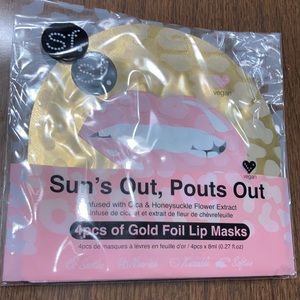 Sun’s Out, Pouts Out Gold Foil Lip Masks!